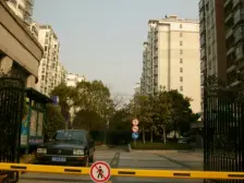 精装修小区安静的位置南北大一房看小区银杏树格局好