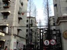 此房不靠马路,小区花园位置,厨卫朝北,朝南带阳台