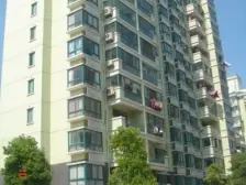 满五年,南北通,采光无遮挡,边套全明,有块大草坪