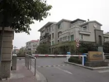 精装修,独立电梯,采光充足,主卧朝南,小区中心位置