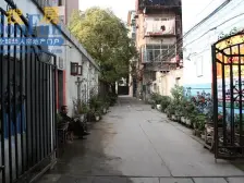 人民公园站不到60米,一附院200米,商场,公园