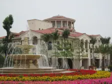 此栋别墅位置安静,带300平方左右大花园,光线充足。