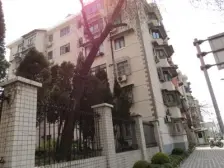 小区中间位置,户型正气,两房南,一房北,西边套厅!