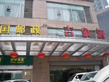 位于较场口,朝日月光广场这边采光好,出门菜市场