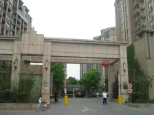 商品房,精装电梯高层,有车位,小区中间位置。