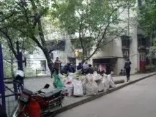 巴署张家花园效区后门旁 楼梯房带小区环境 有停车场