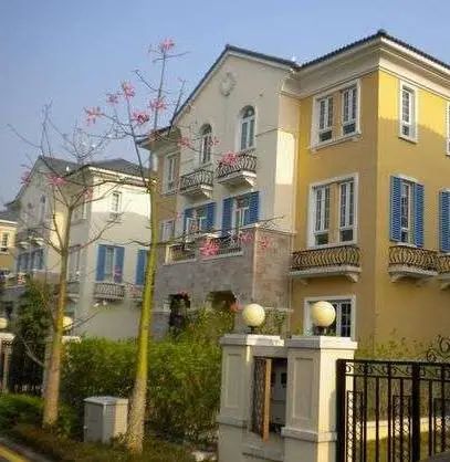 东方夏湾拿4室2厅4卫南朝向3800.00元/月出租