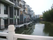 位置好的独栋别墅,大花园。露台100平米。