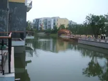 联排边套30平露台花园双车位小区出行方便