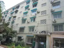 此房位于徐家汇地段,楼层好,有电梯,小区配套设施齐