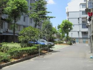 湾溇公寓小区新,精装4房,离校近,诚心出售。