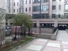 户型方正,采光通透,旁边就是轻轨站.