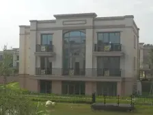 南临河独栋别墅,花园300平,满五,中间位置,看房随时。