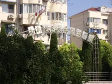 两楼,交通便利, 南北通 诚心出售 看房方便