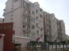 房子一梯两户全明户型,地铁100米,小区里绿化很好。