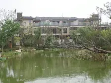 采光充足,居家装修,主卧朝南,小区中心位置