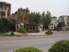 湖边小区,独栋大别墅,4个大车位,大花园,