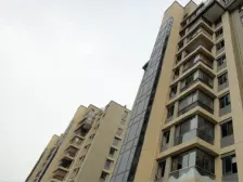 大润发旁。红庄轻轨,一楼带大花园,诚心出售