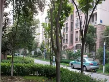 高铁新城南,外楼梯顶带阁楼,有自行车车库,临地铁