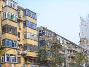斜西街324号边套三房朝南中间楼层采光好方便出租