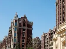 房东诚心出售看房方便,一楼毛坯房。