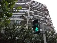 主卧朝南,小区中心位置,近商圈,精装修,客厅带阳台