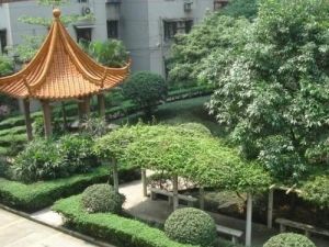 鹤翎路业主诚心卖,看房方便。该房源周边配套完善