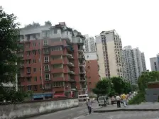 轻轨房,带约60平大露台,很安静,面积大单价低