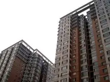 进轻轨,公寓房,几间连在一起的。