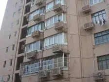 小区里面安静,视野开阔,可见徐家汇公园全貌。