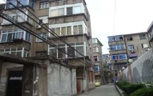 靠近月河附近走路去景区大概15分左右