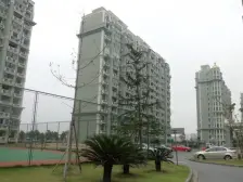 别墅有花园,有地下室,北进门南花园,低密度小区