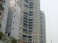 房子户型方正,面积也比较大,楼下有公交车站