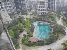 中庭采光视野好,安静不吵闹,位置好,小区楼龄新