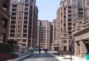 自住精装顶楼视野开阔,采光和通风条件好,带大露台