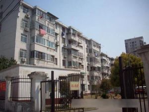 少艺行知,毛坯大三房,一楼,可围院子