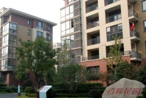 带汽车库 新精装房东自住半年左右 诚意出售 价可谈