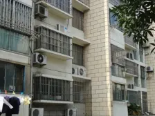 学府花苑地铁口,小区中间位置挑高一楼大四房,诚心卖