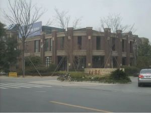 出售春溪华庭排屋中间套,毛坯房,带花园