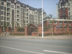 出售玫瑰庄园3房2厅1卫,精装修楼层中低。