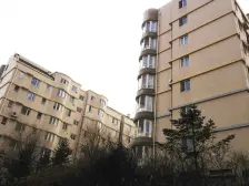 弘基二期三室有大阳台可以烧烤,晒被诚心出售可以谈