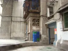 大礼堂旁 正规一室一厅 中间楼层 业主诚心卖