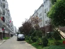 在小區中间位置有个大大大的车库,①小加立达