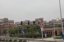 欧尚一路之隔,电梯大平层,高档装修,拎包入住