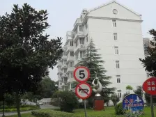 小区中心位置,不靠近马路,房型正气,得房率高