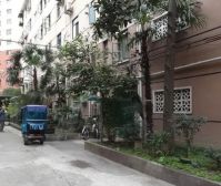 西边套全明,南北通近铁,精装直接住,实高两层半