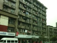 带坝子的精装三房 配套成熟生活便宜