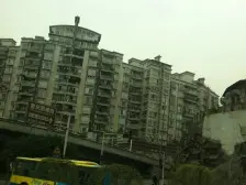 此房住家装修,业主诚心卖,小区交通方便