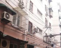 低楼层,采光好,近江苏路地铁站,房龄新,居住舒适