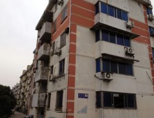 大门口位置,房东自住,保养好,可以拎包入住
